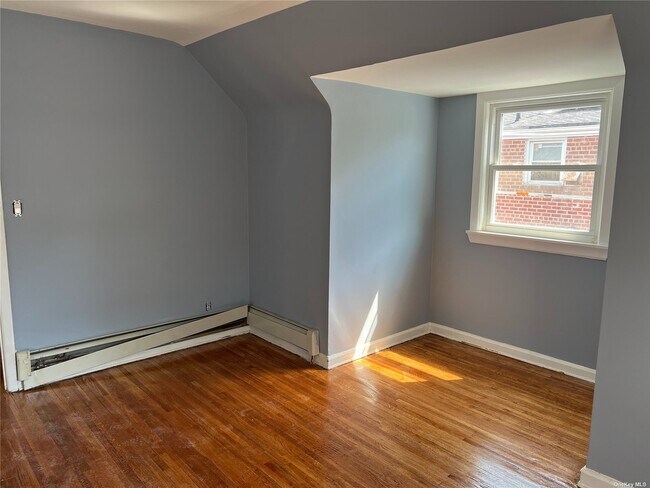 Foto del edificio - 81-52 Little Neck Pkwy