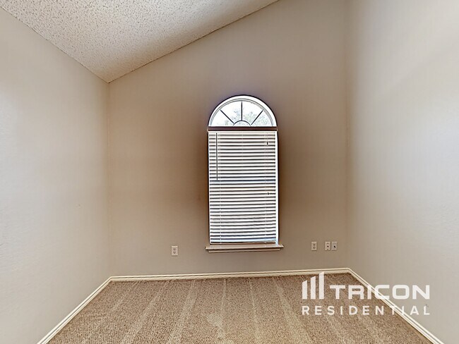 Foto del edificio - 2817 Laurel Hill Dr