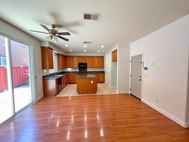 Foto del edificio - Beautiful 4 bed/ 3.5 bath in Natomas!