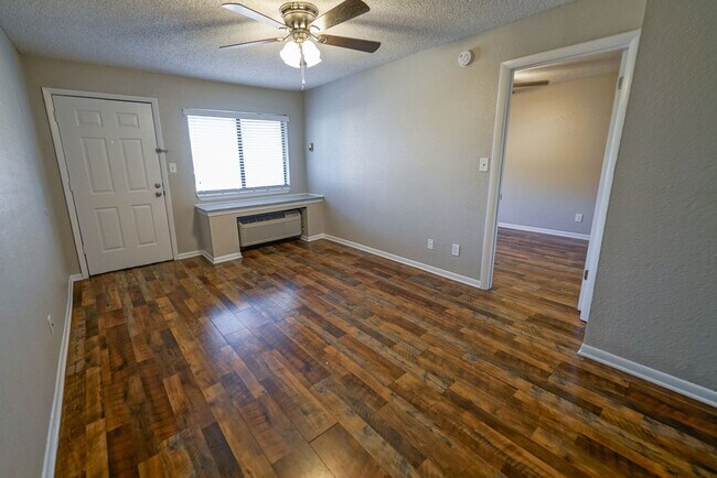 Building Photo - Cozy 1 bedroom 1 bathroom within walking d...