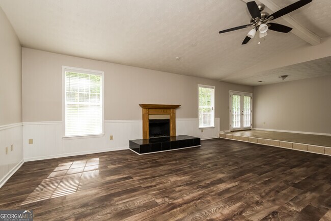 Building Photo - 8560 Glenwoods Dr