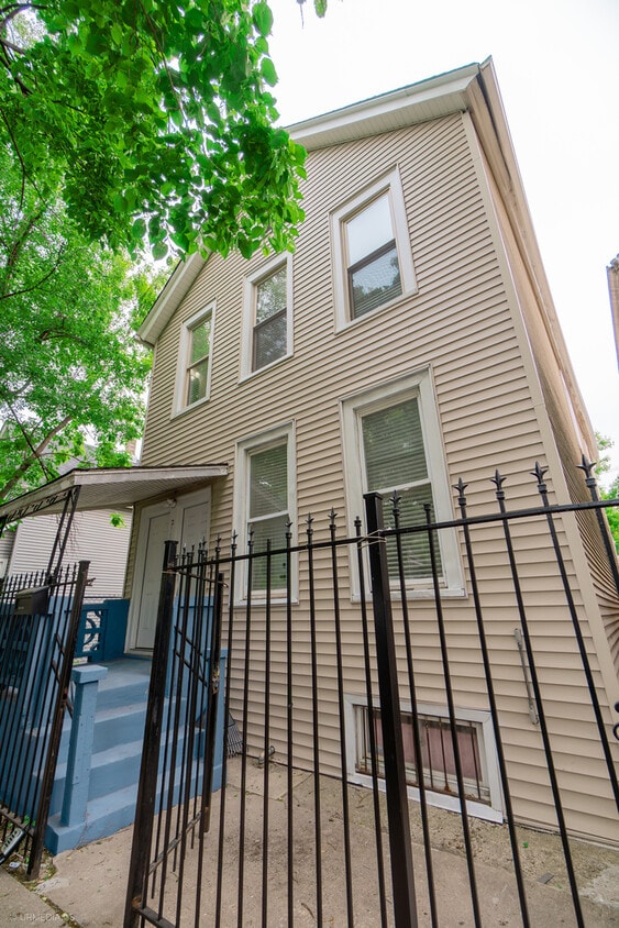 Primary Photo - 2113 N Bingham St