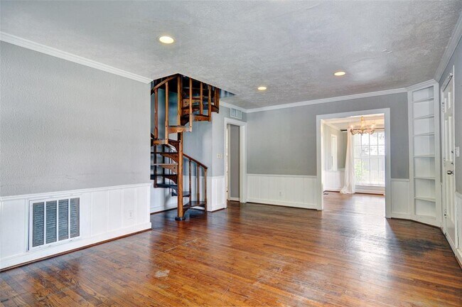 Building Photo - 3801 Bellaire Dr S