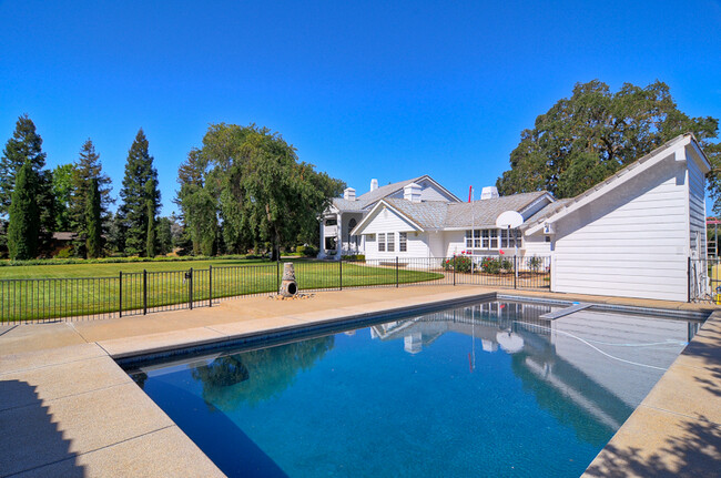 Building Photo - Majestic Country Getaway