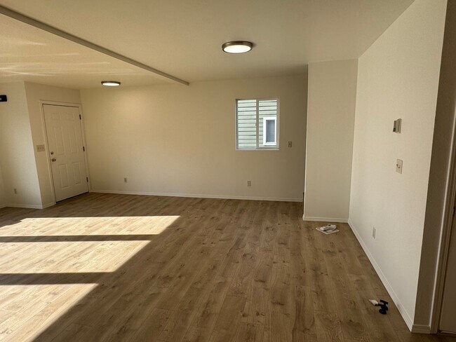 Foto del edificio - FULLY GUTTED & RENOVATED 4-Bedroom Condo N...