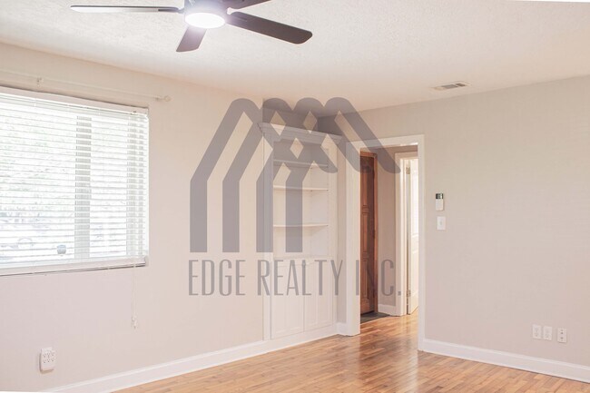 Foto del edificio - 135 E Derenne Ave