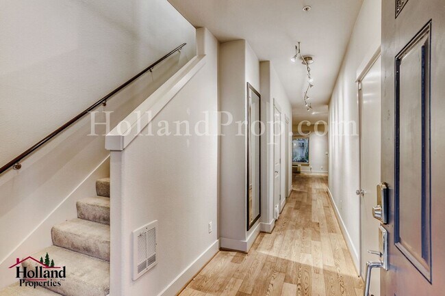 Foto del edificio - New Rent Price: $2,150 +$250 Off First 2 Full Months - Better Than New Light-Filled Townhome in H...