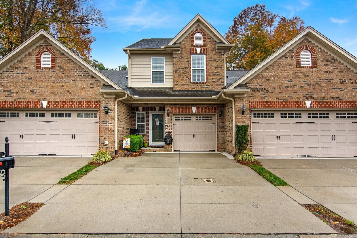Primary Photo - Gorgeous 3 bedroom Fully Furnished Propert...