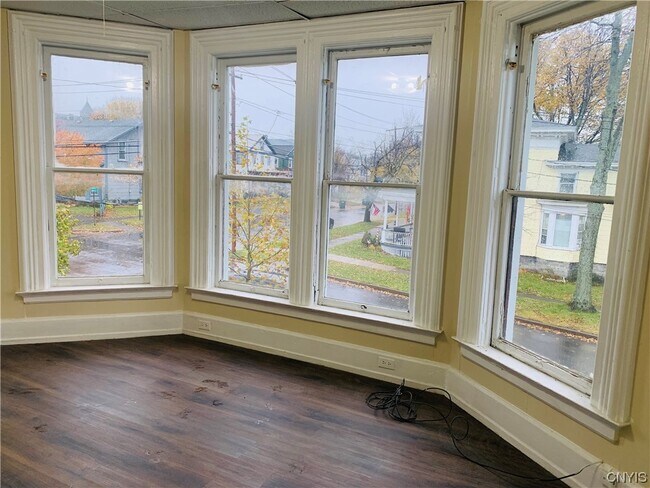 Building Photo - 146 E 2nd St