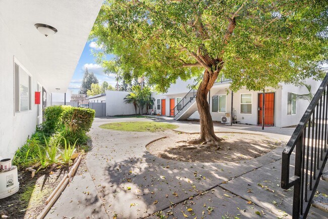 Foto del edificio - 10442 Lampson Ave