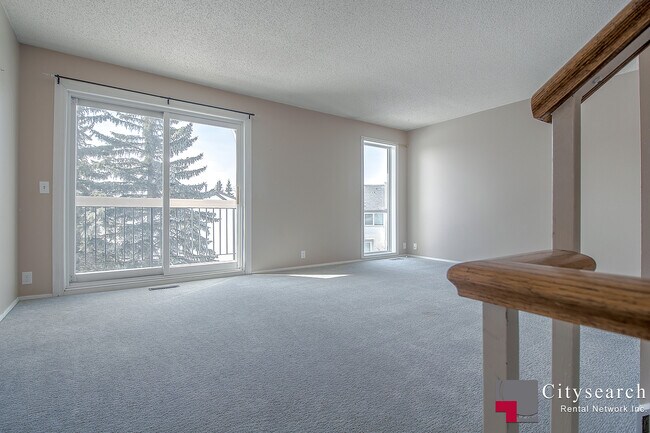 Photo du bâtiment - 1190-1190 Ranchview Rd NW
