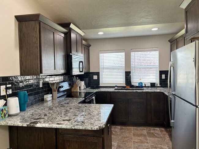 Building Photo - Beautiful 3 Bedroom Home In Caldwell - Spa...