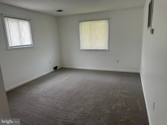 Building Photo - 621 Fernhill Rd