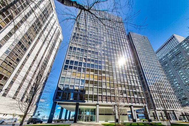 Building Photo - 910 N Lake Shore Dr