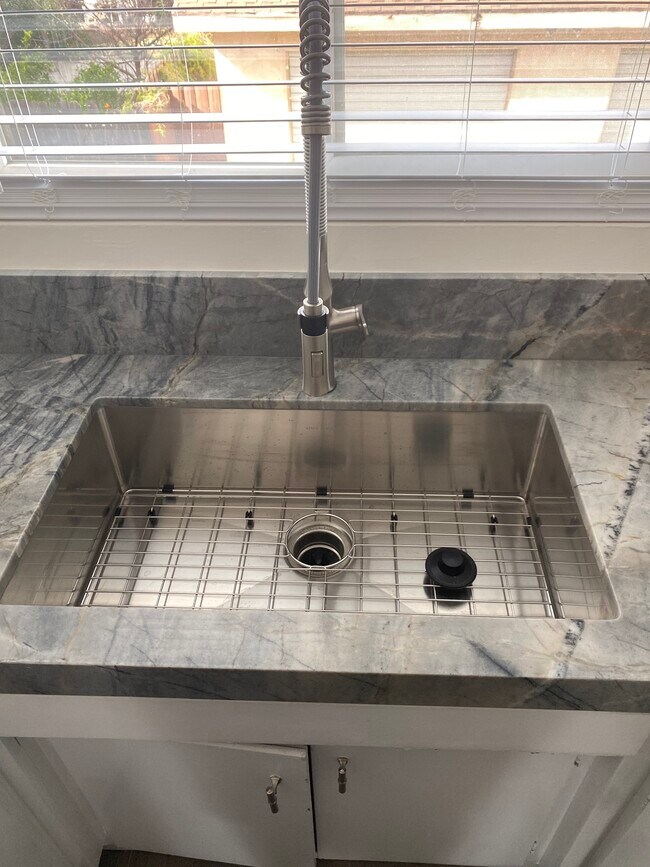 Foto del edificio - 4525 Coldwater Canyon Ave