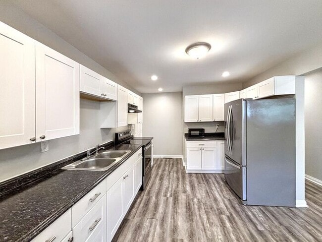 Foto del edificio - Charming 4-Bedroom Home with Fenced Yard a...