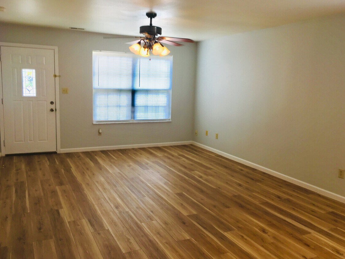 Building Photo - 107 Spring Dr