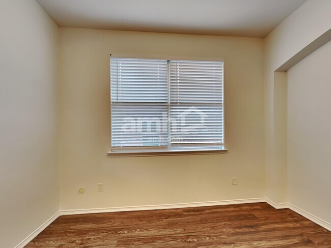 Foto del edificio - 10005 Chadbourne Rd