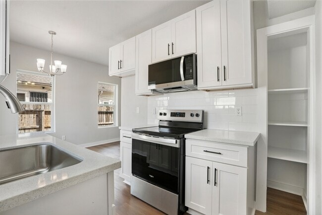 Building Photo - 1115 Hogan St