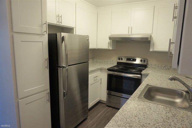Building Photo - 2 br, 1 bath  - 1025 35th Ave Apt 12 Apt 12
