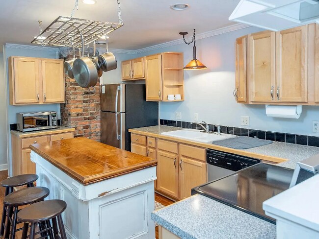 Building Photo - 607 Lincoln Ave