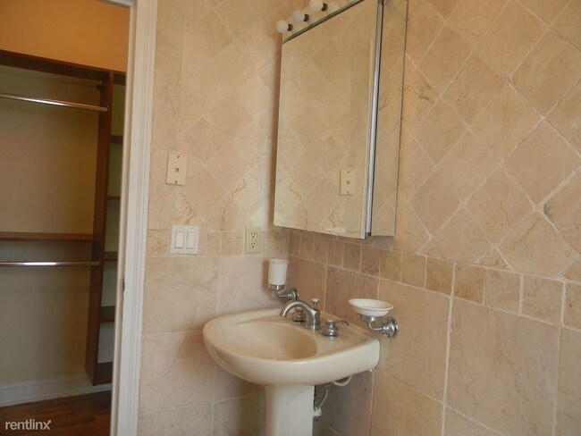 Building Photo - 1 br, 1 bath - 708 W 192nd St