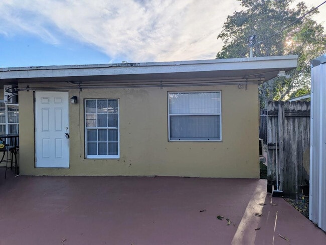 Building Photo - 664 W Melrose Cir