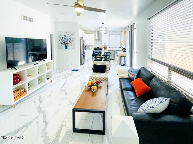 Foto del edificio - 2029 N 29th Pl