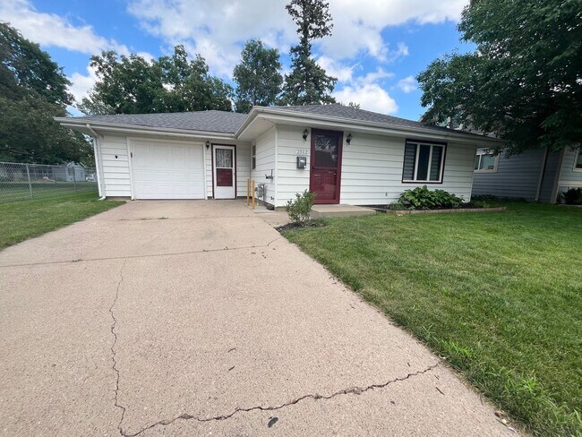 Building Photo - 2 Bed/1 Bath Ranch Style Home For Rent!
