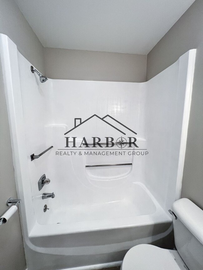 Building Photo - Renovated 1 Bedroom 1 Bath - SPECIAL: Lowe...