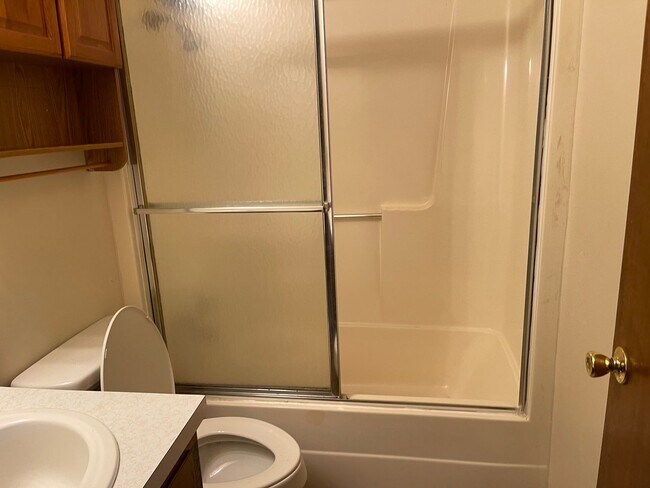 Foto del edificio - 2 bedroom 1 bathroom upstairs apartment fo...