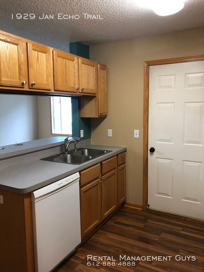 Foto del edificio - Very Nice 2 Bedroom Townhome - In Unit Lau...