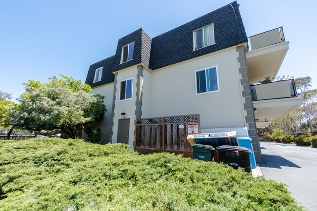 Building Photo - 3050 Los Prados St