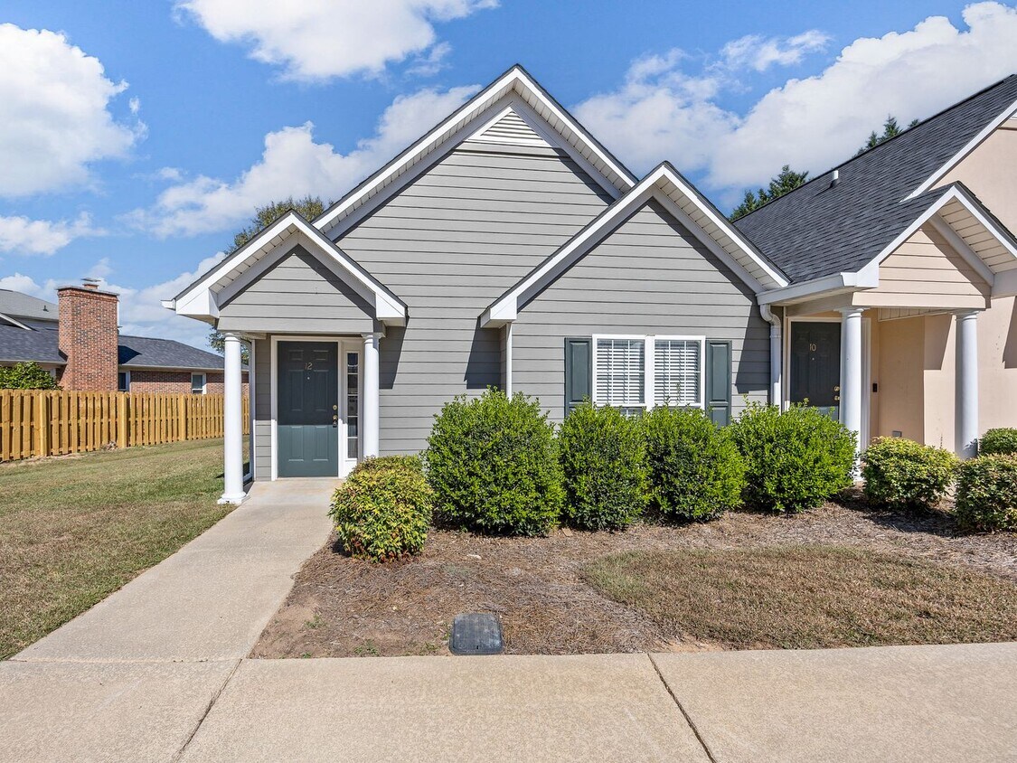 Primary Photo - Freshly Renovated 2 BR, 2 BA Townhome, Loc...