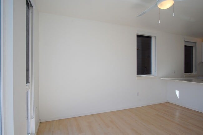 Building Photo - Modern 2nd Floor Studio with D/W & Washer/...