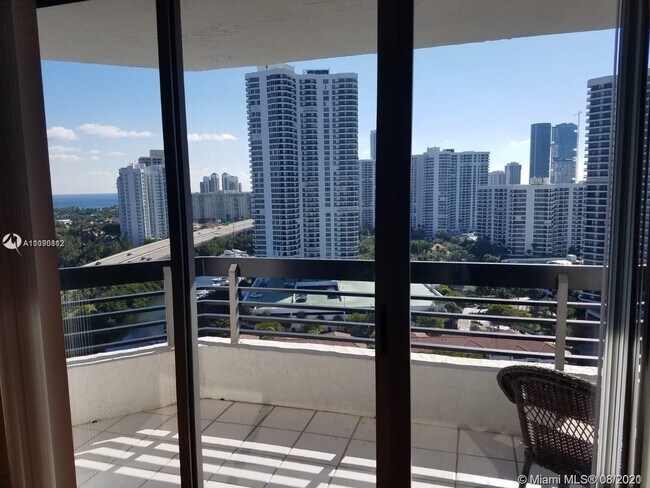 Foto del edificio - 3400 NE 192 St