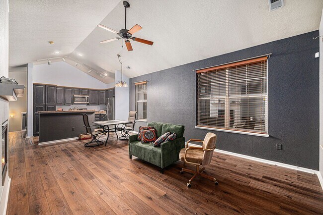 Foto del edificio - Single room for rent in the heart of Heath...