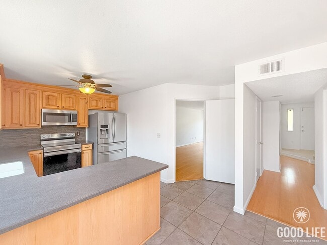 Foto del edificio - Modern 3BR/2.5BA Home with A/C and Attache...