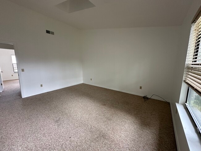 Master Bedroom - 15 Crest St