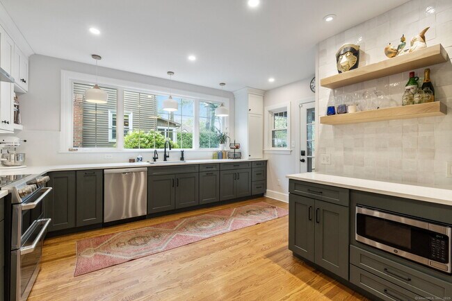 Foto del edificio - 400 Quaker Ln N