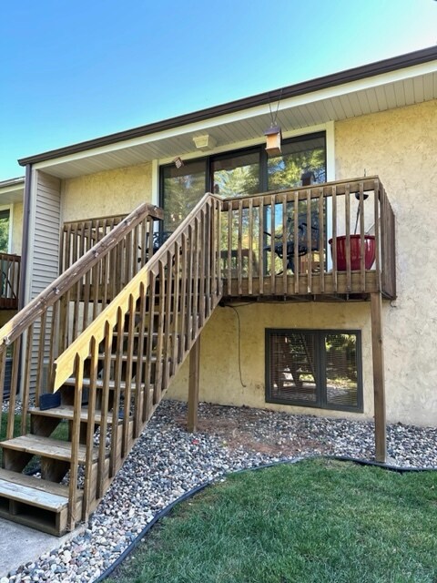 ¡Un hallazgo excepcional! Terraza trasera privada con acceso a una zona boscosa privada. - 334 W 5th St