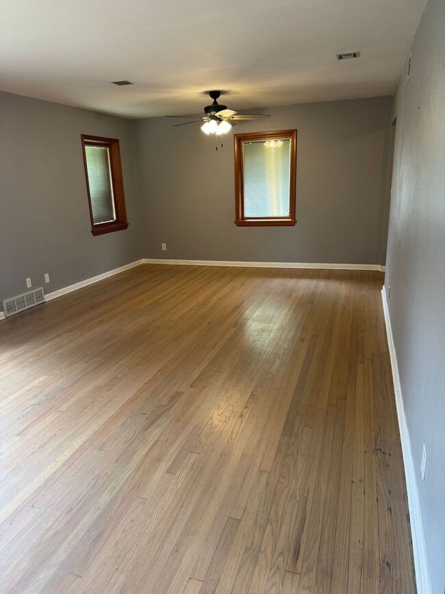 Building Photo - 3 Bedroom 2 Bath