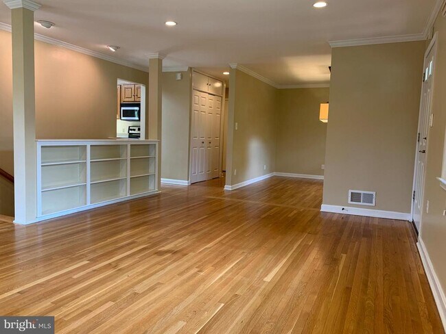 Foto del edificio - 1334 Mayflower Dr