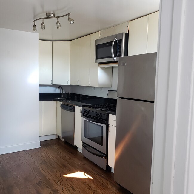 Foto del edificio - 2102 N Hoyne Ave