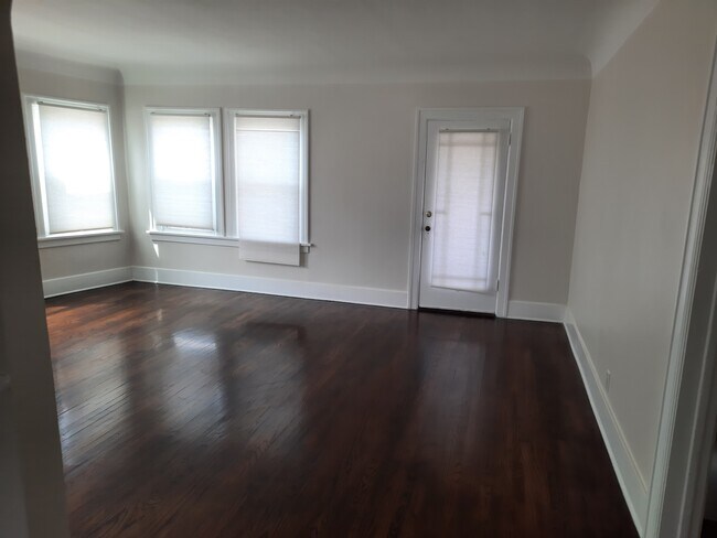 Sala de estar - 1216 Keniston Ave