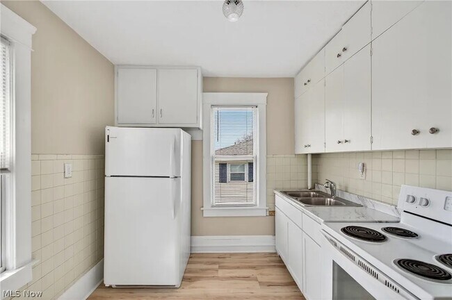 Cocina con electrodomésticos modernos y mucha luz natural. - 245 E Ford Ave
