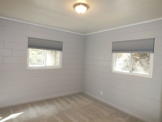 Foto del edificio - Placerville 2/1 with garage and small yard...