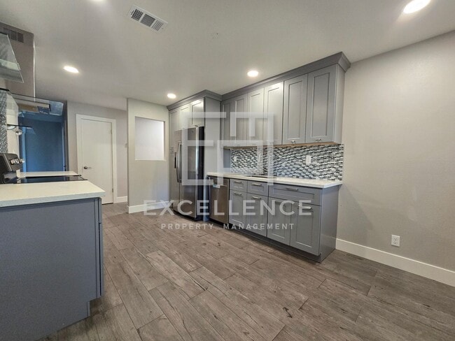 Building Photo - 2/2 Downstairs Condo with Patio, Washer an...