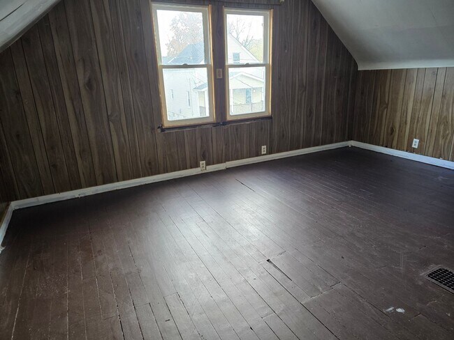 Building Photo - 3-Bedroom Single-Family Home with Modern F...