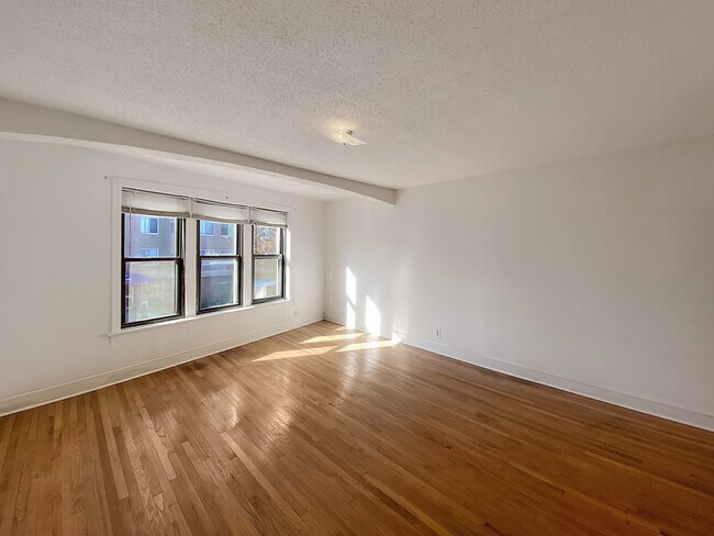 Foto del edificio - 6615 N Clark St